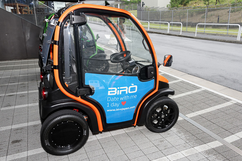 車体側面と後方に広告を貼り付けやすいスペースがある