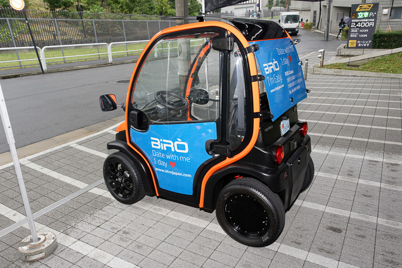 車体側面と後方に広告を貼り付けやすいスペースがある