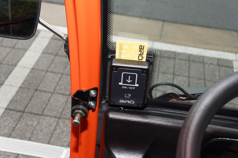 乗車してカードリーダーにカードキーを差し込み、しばらくすると発進可能状態になる