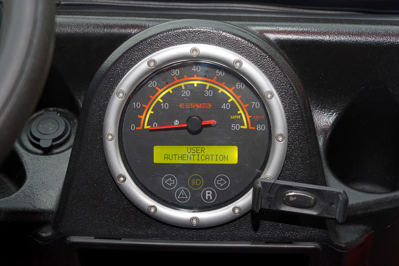 メーター内の液晶ディスプレイではバッテリー残量などを確認できる。メーター右側にあるのはスマートフォン用ホルダー