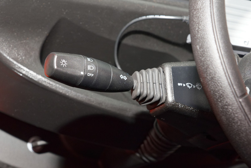 ステアリングの左側にあるライト・ワイパー・ウインカー兼用レバー。ウインカーはオートリターンではないため、使用後に解除を忘れやすいかも