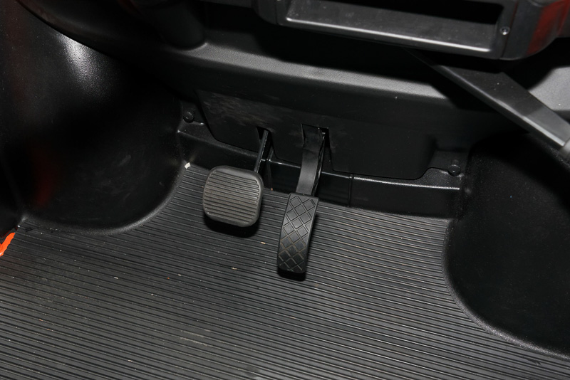 足下のアクセルペダルとブレーキペダル