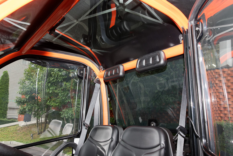 ルーフや後部窓は開閉可能。エアコンが装備されていないため、夏場は開けずに走るのは厳しいだろう