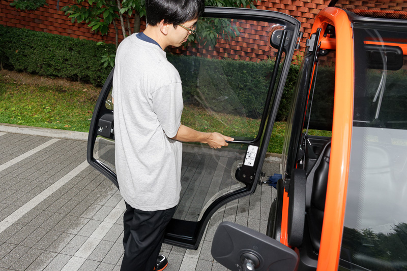 サイドドアはストッパーを外し、90度開けた状態で引き抜くと簡単に取り外せる