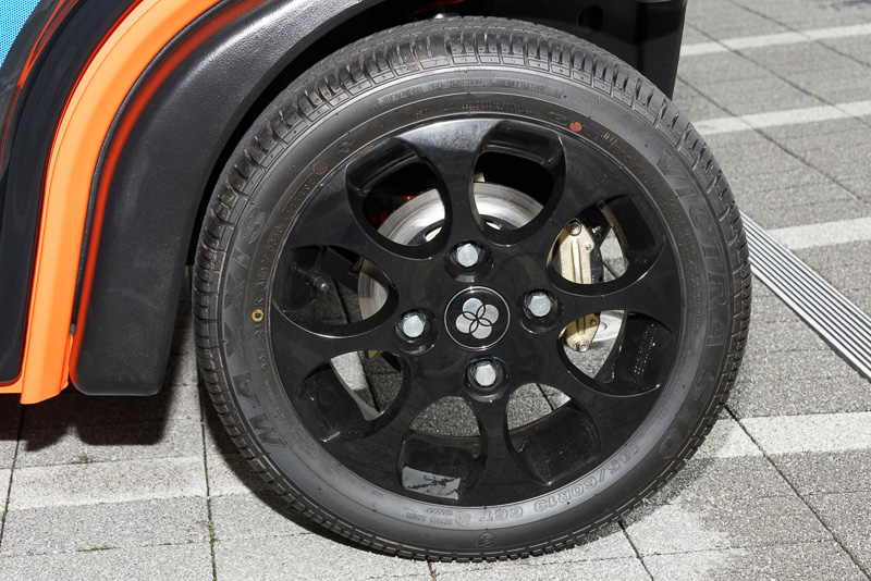 フロントタイヤ。ディスクブレーキを装備する