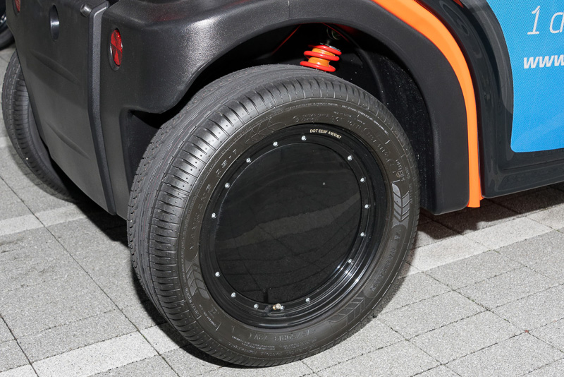 リアタイヤにもディスクブレーキを備え、左右の車輪に内蔵したインホイールモーターで駆動する