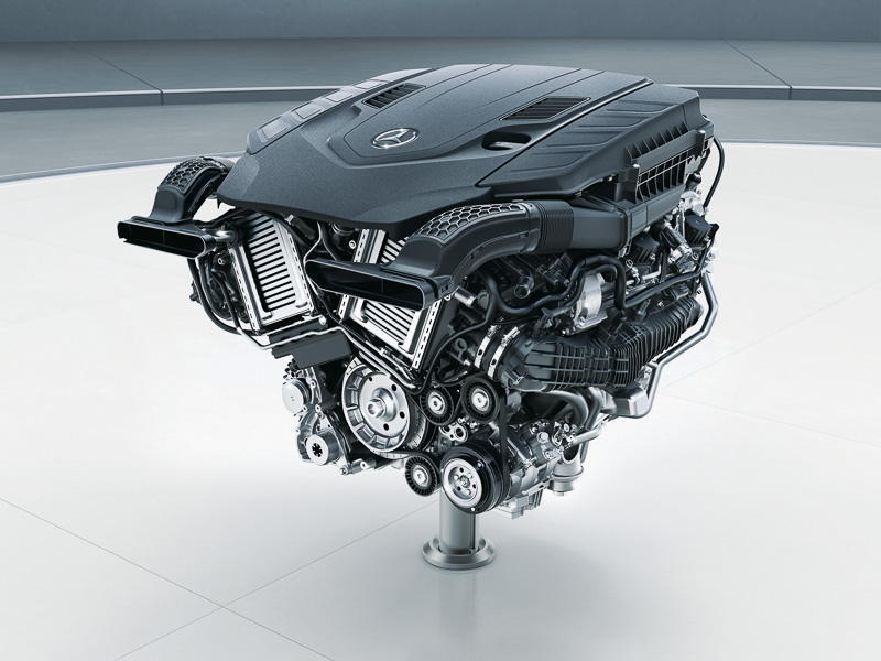 最高出力345kW/469PS、最大トルク700Nmを発生するV型8気筒 4.0リッター直噴ツインターボエンジン