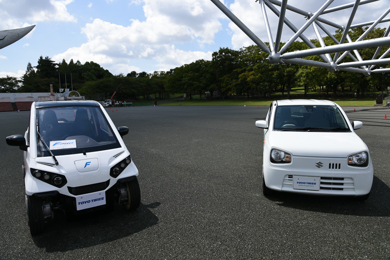 用意された試乗車両。左が小型EV「Fomm」、右が市販車のスズキ「アルト」