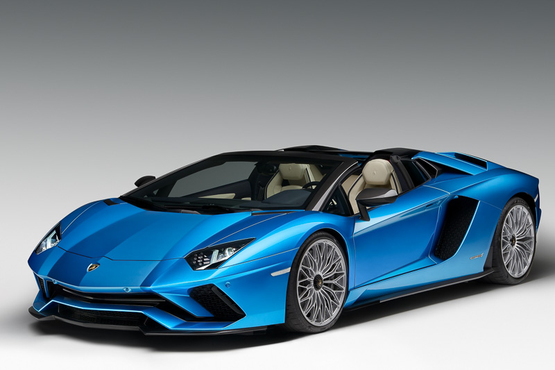 V型12気筒エンジンを搭載するオープンモデル「アヴェンタドール S ロードスター」