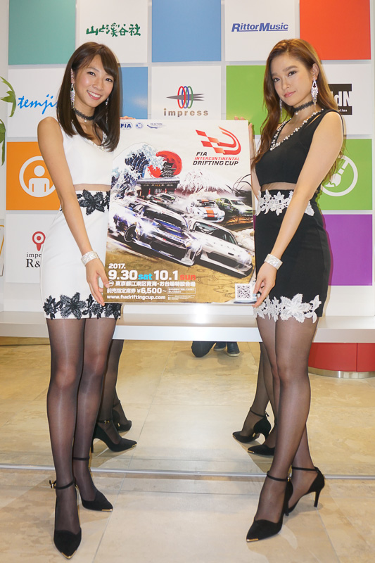 FIA公認ドリフト世界大会「FIAインターコンチネンタルドリフティングカップ（FIA Intercontinental Drifting Cup）」のイメージガール、鈴菜さん（左）、太田麻美さん（右）
