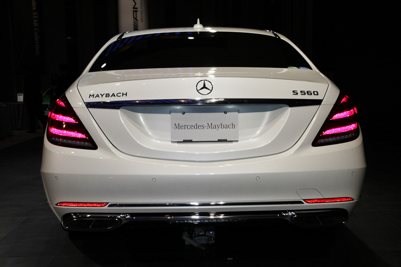 光ファイバーによる3本ラインが特徴的なヘッドライトを採用。フロントグリルには「MAYBACH」のロゴを新たに配し、フロントとリアのバンパーにはエレガントなクロームパーツがふんだんに取り入れられた