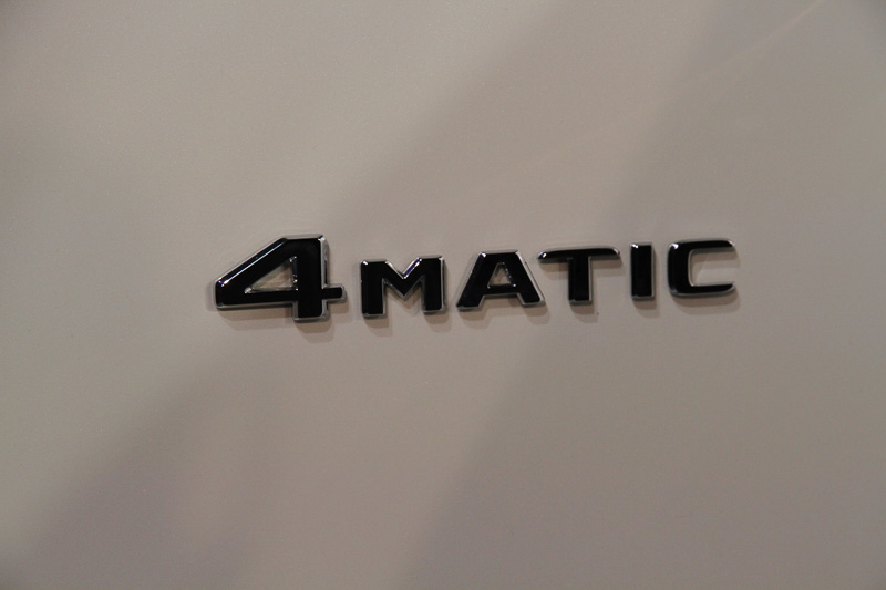 メルセデス・マイバッハ S 560 4MATIC のフロントフェンダーには「4MATIC」、Cピラーには三角形の中に2つのMがあしらわれた「Maybach Manufaktur（マイバッハ・マヌファクトゥーア）」のエンブレム