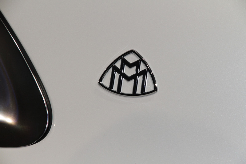メルセデス・マイバッハ S 560 4MATIC のフロントフェンダーには「4MATIC」、Cピラーには三角形の中に2つのMがあしらわれた「Maybach Manufaktur（マイバッハ・マヌファクトゥーア）」のエンブレム