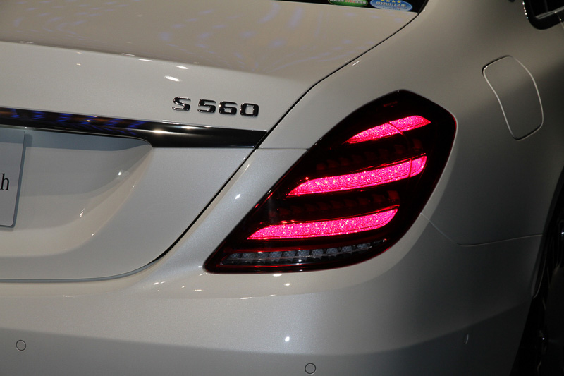 満天の星空の輝きを想起させる「クリスタルルック」を採用したLEDリアコンビネーションランプ。状況によって発光量を調整することで眩惑を防ぎ、安全性にも寄与している