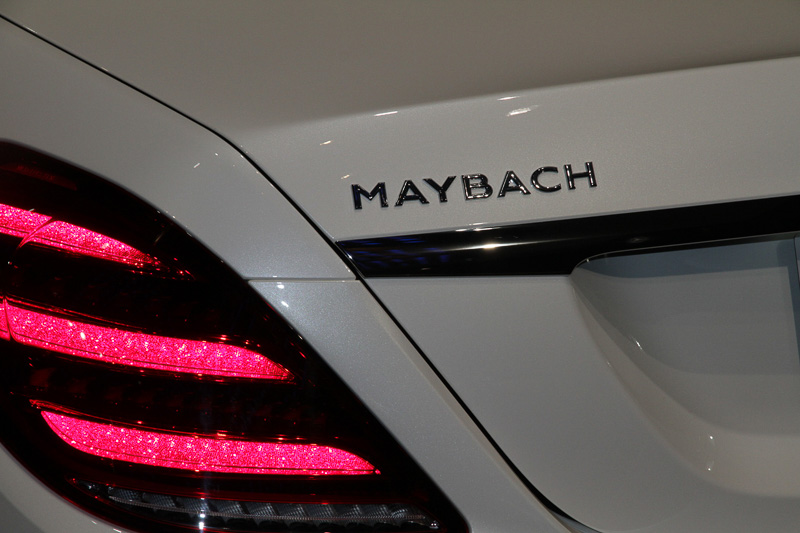 満天の星空の輝きを想起させる「クリスタルルック」を採用したLEDリアコンビネーションランプ。状況によって発光量を調整することで眩惑を防ぎ、安全性にも寄与している