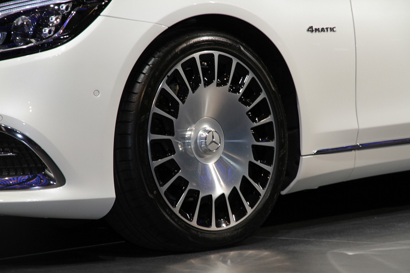 タイヤサイズは前輪が245/40 R20、後輪が275/35 R20。メルセデス・マイバッハ専用20インチマルチスポークホイール（鍛造）に装着される