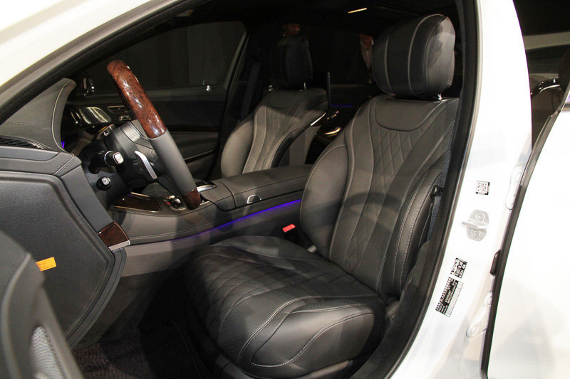 リアシートには、座面の下からせり上がるレッグレストを備える。バックレストはスイッチ操作で43.5度までリクライニングが可能な「エグゼクティブシート」を採用。後席は「量産車として世界最高の静粛性を実現した」という