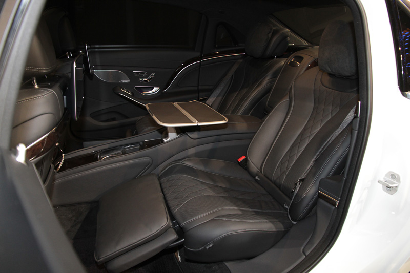 ホットストーン式リラクゼーション機能を含む6種類のマッサージプログラム、ドアやセンターコンソールのアームレストなど手に触れる部分を快適な温度に温める各種ヒーター類を持ち、フロントシート背面には10インチ大画面モニターとワイヤレスヘッドホンによるリアエンターテインメントシステムが備わる