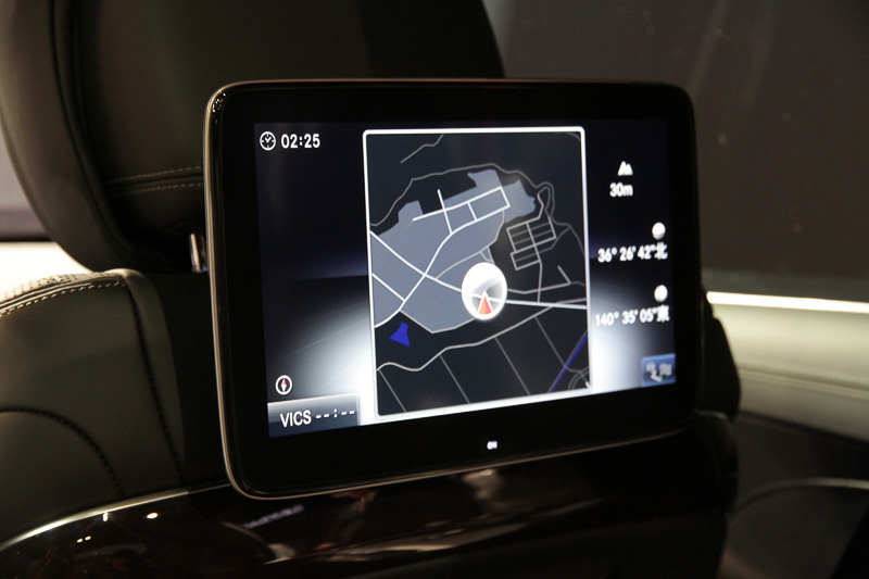 ホットストーン式リラクゼーション機能を含む6種類のマッサージプログラム、ドアやセンターコンソールのアームレストなど手に触れる部分を快適な温度に温める各種ヒーター類を持ち、フロントシート背面には10インチ大画面モニターとワイヤレスヘッドホンによるリアエンターテインメントシステムが備わる