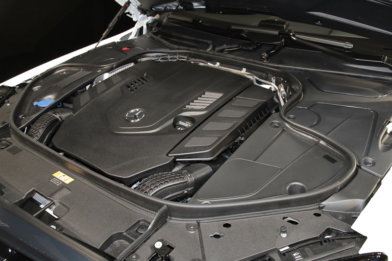メルセデス・マイバッハ S 560には新型のV型8気筒4.0リッター直噴ツインターボエンジンを搭載。最高出力は345kW（469PS）/5250-5500rpm、最大トルクは700Nm/2000-4000rpm。メルセデス・マイバッハ S 650には新しいV型12気筒6.0リッターツインターボエンジン（最高出力463kW［630PS］/5000rpm、最大トルク1000Nm/2300-4200rpm）が搭載される
