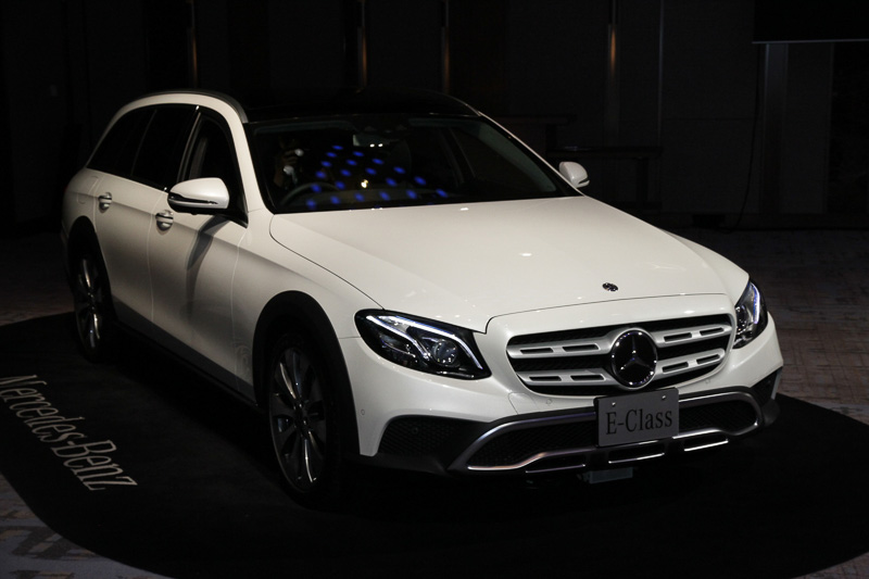 会場では9月26日に発表予定のメルセデス初となるクロスオーバーモデル「Eクラス ALL-Terrain」も参考展示された