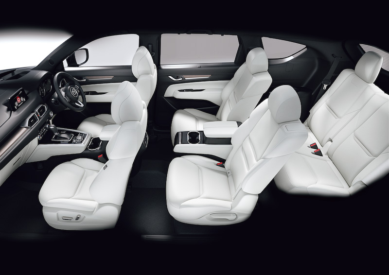 「XD L Package」の「ピュアホワイト」内装