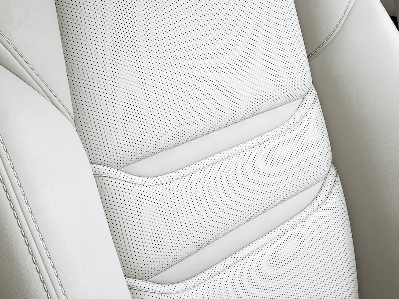 「XD L Package」の「ピュアホワイト」内装