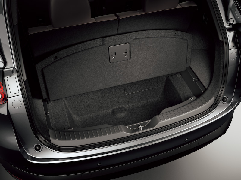 フラットなラゲッジスペースの床下には、容量65Lのサブトランクも用意される