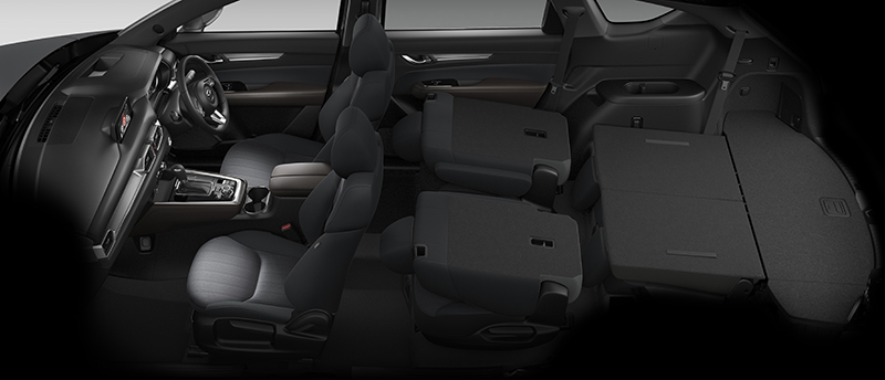 フラットなラゲッジスペースの床下には、容量65Lのサブトランクも用意される