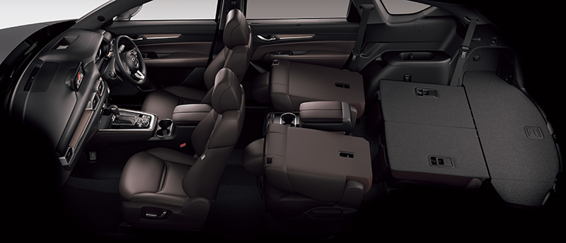 フラットなラゲッジスペースの床下には、容量65Lのサブトランクも用意される