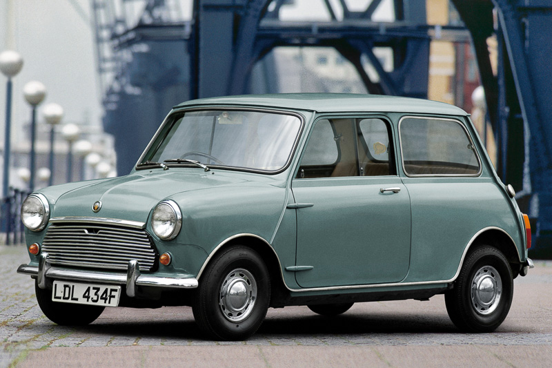 「アイス・ブルー」のボディカラーを採用した新旧MINI