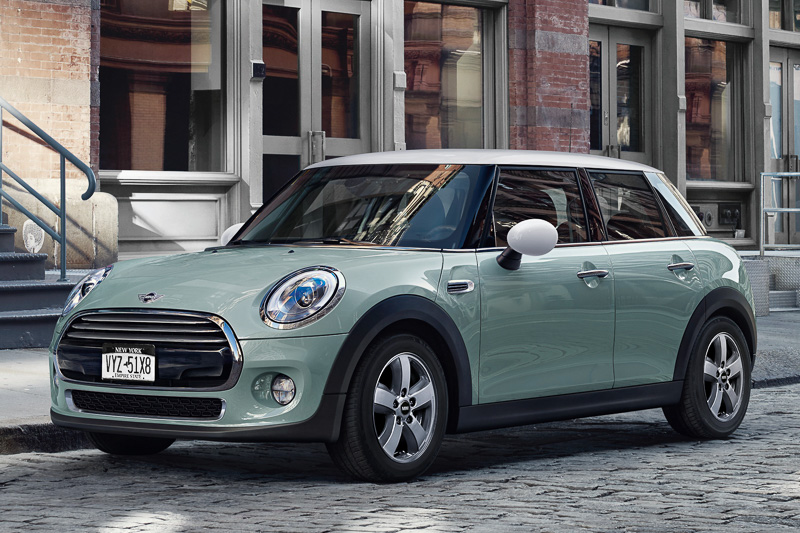 「アイス・ブルー」のボディカラーを採用した新旧MINI