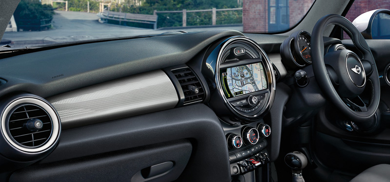 日本限定となる「オフ・ホワイト」のダッシュボードを採用