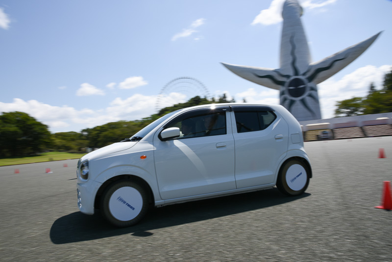 東洋ゴムが発表した空気のいらないタイヤ「noair（ノアイア）」。「アルト」などに装着した試乗会の模様を映像でお届けする