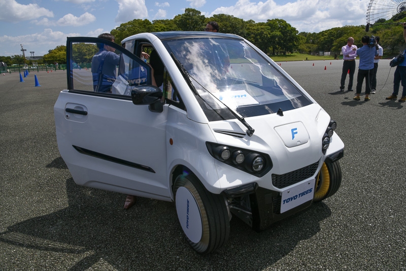 2018年にタイでの発売を予定しているEV「Fomm」。新興国の市場に合わせ、浮上走行可能な性能を備える