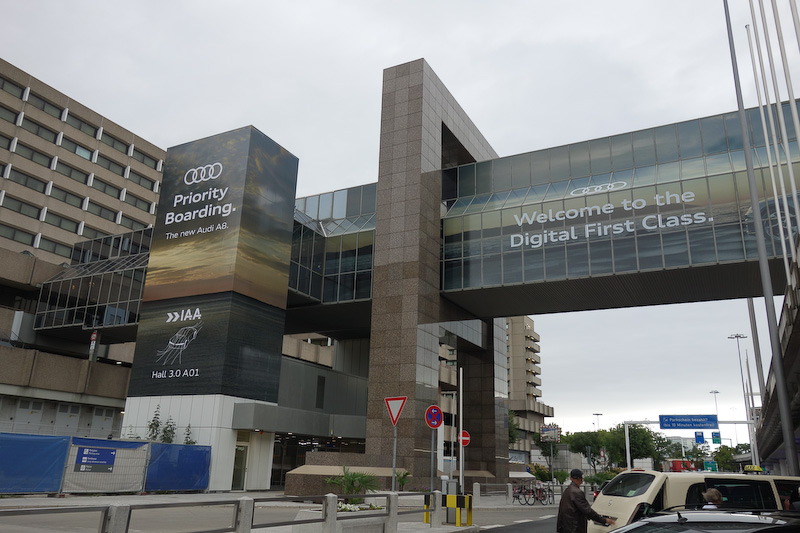 フランクフルト空港の外に出たところ。各所にIAA2017の広告があり、気分を盛り上げてくれる