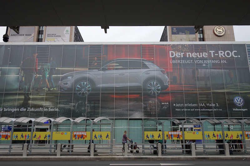 フランクフルト空港の外に出たところ。各所にIAA2017の広告があり、気分を盛り上げてくれる