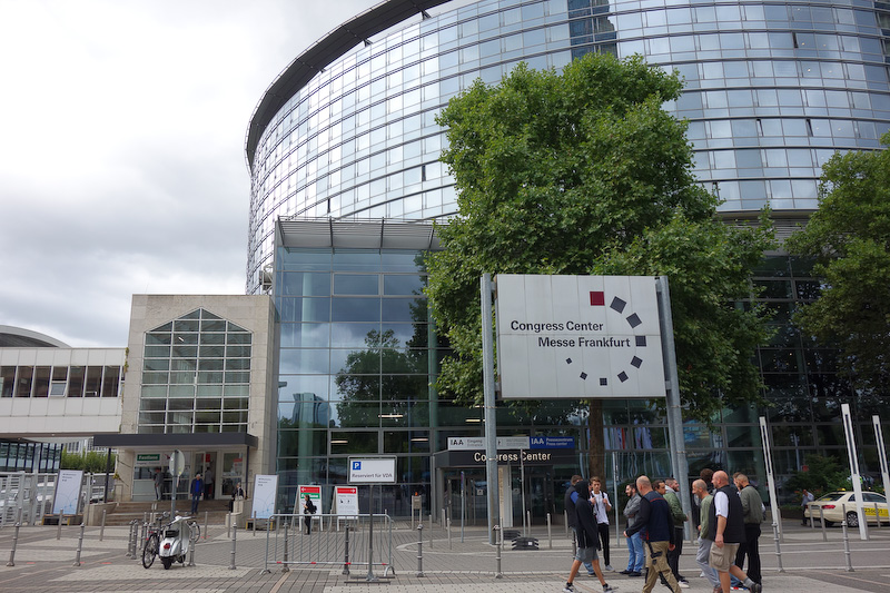 開幕直前の会場の様子。まだ中には入れないが、各国のメディアと思われる人たちが会場周辺を訪れていた