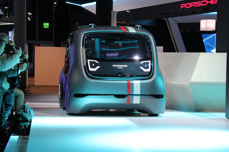 コンセプトカー「Sedric（Self driving car）」に乗って登壇するマティアス・ミュラーCEO