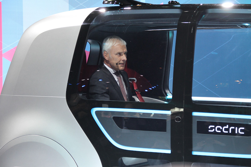 コンセプトカー「Sedric（Self driving car）」に乗って登壇するマティアス・ミュラーCEO