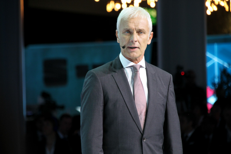 コンセプトカー「Sedric（Self driving car）」に乗って登壇するマティアス・ミュラーCEO