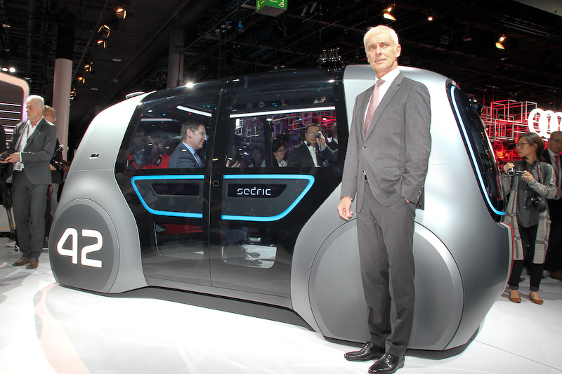 記念撮影に臨むフォルクスワーゲングループの最高経営責任者（CEO）であるマティアス・ミュラー氏