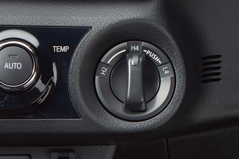 ダイヤル式トランスファー切替スイッチによるパートタイム4WDシステムを採用