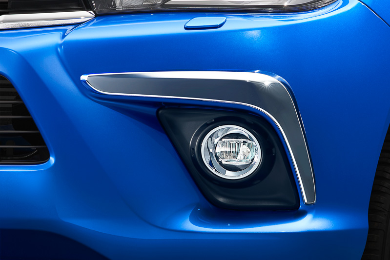 メッキ加飾のL字ガーニッシュを備えるLEDフロントフォグランプ