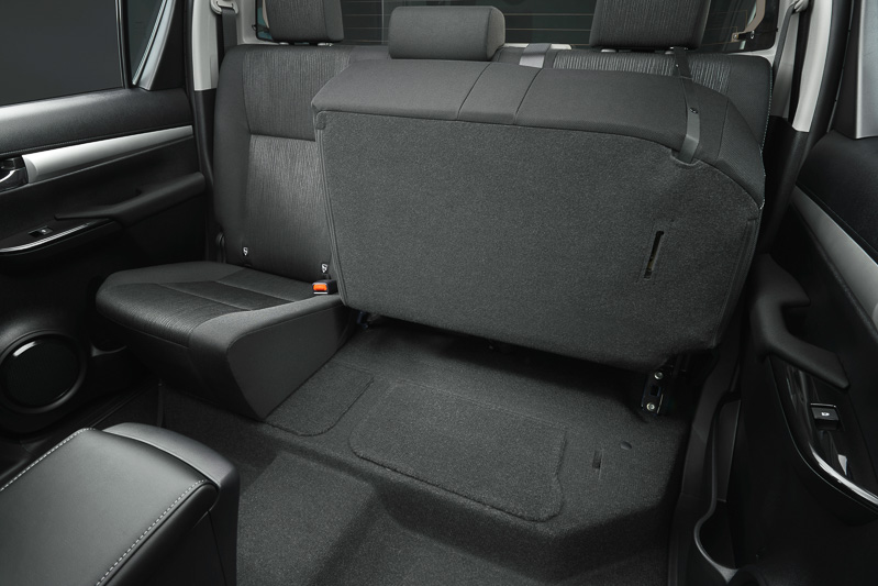 リアシートは6：4分割チップアップ式となる