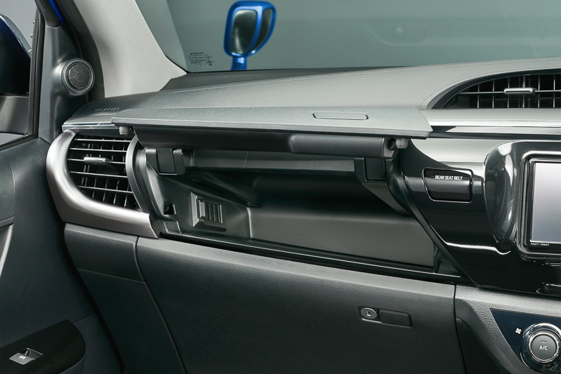 助手席前方のアッパーボックスは、内部にエアコン送風機能を備える