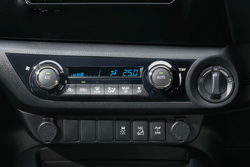 オートエアコンを標準装備