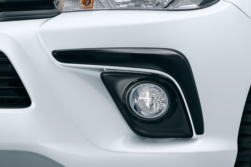 ブラック塗装のL字ガーニッシュを備えるハロゲンフロントフォグランプ