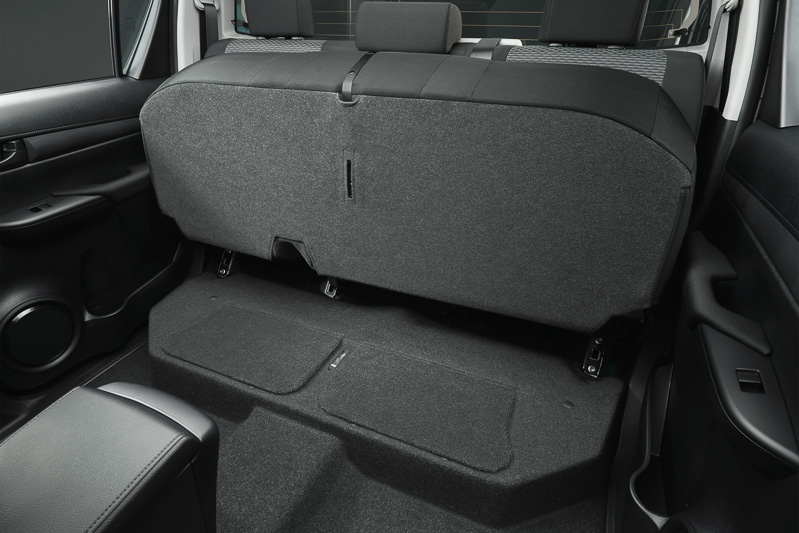 リアシートは一体チップアップ式となる