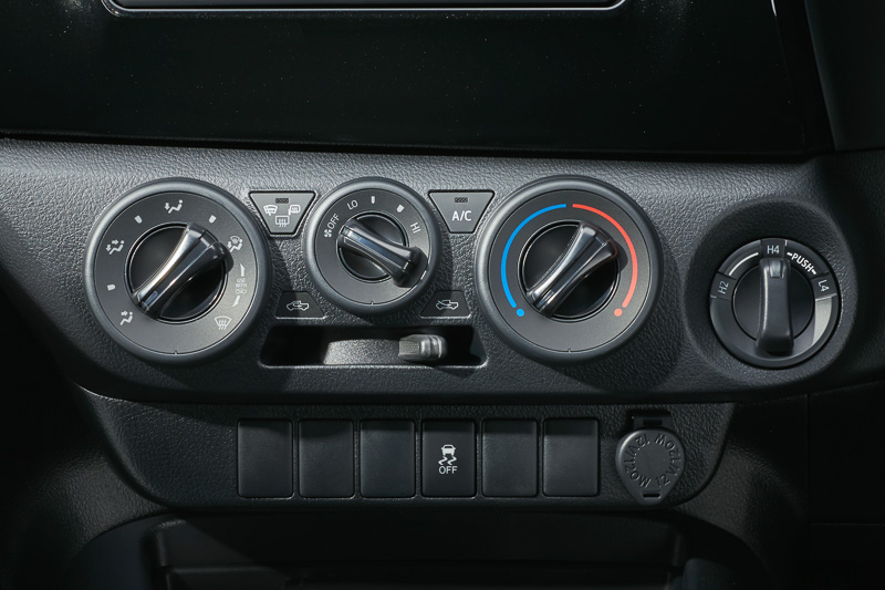 マニュアルエアコンを標準装備